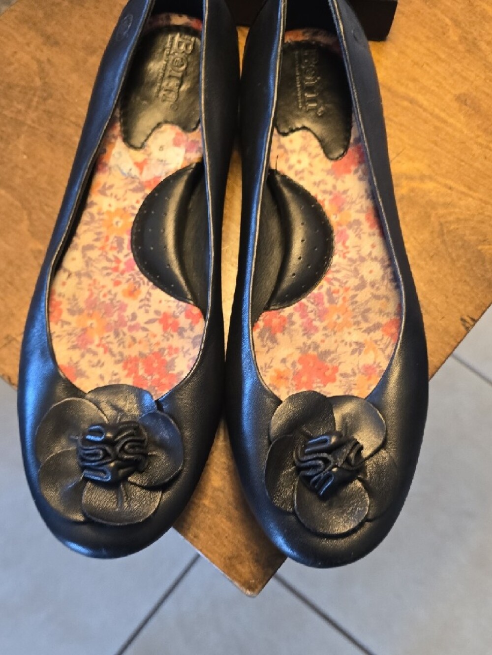 Born Black Leather Sz 9.5 M Flower-Accent Ballet Flats - Picture 3 of 5